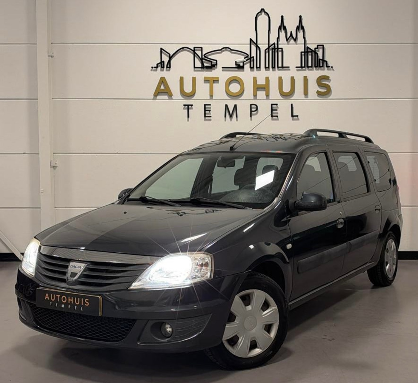 Dacia Logan 1.6-16V Lauréate 7p. Nap Airco Elektrische Ramen Trekhaak 2009 - voorkant
