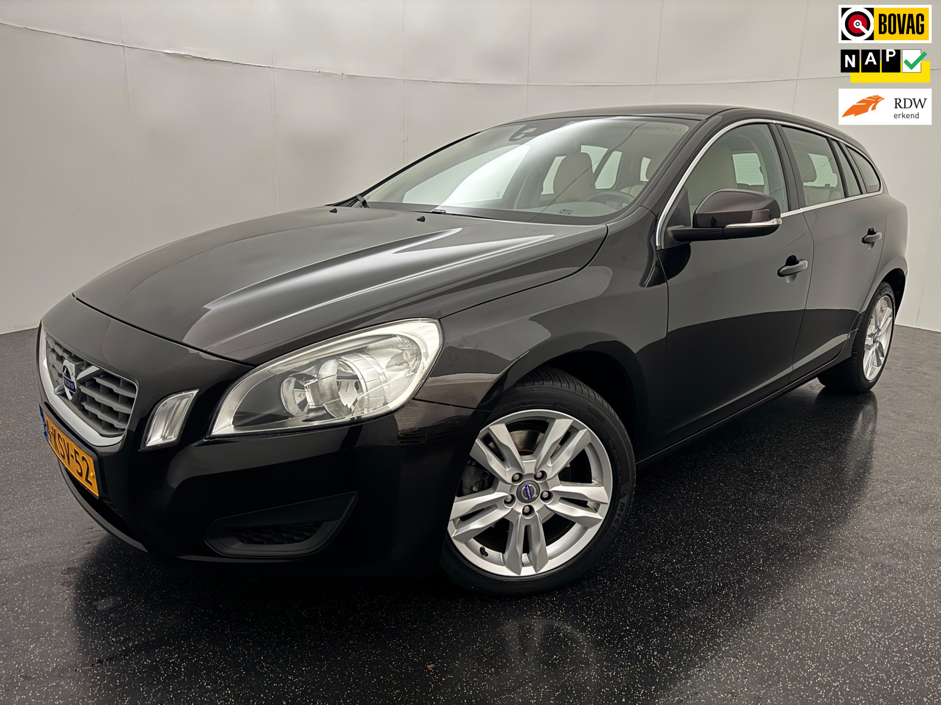 Volvo V60 1.6 T3 Momentum Trekhaak/Dealer ond. 2013 - voorkant