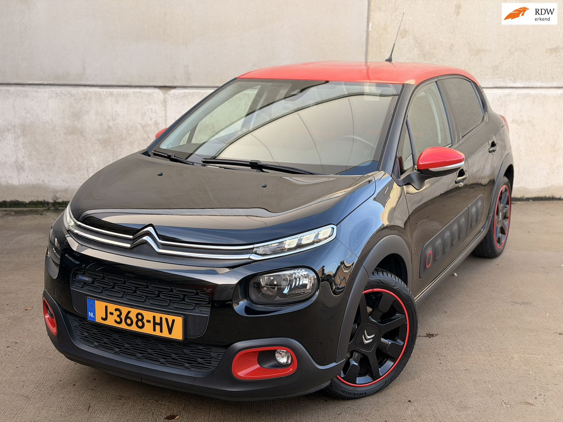 Citroen C3 1.2 Shine 17'' Cruise Clima CarPlay 12mnd garantie 3x isofix Stoelverwarming 2017 - voorkant