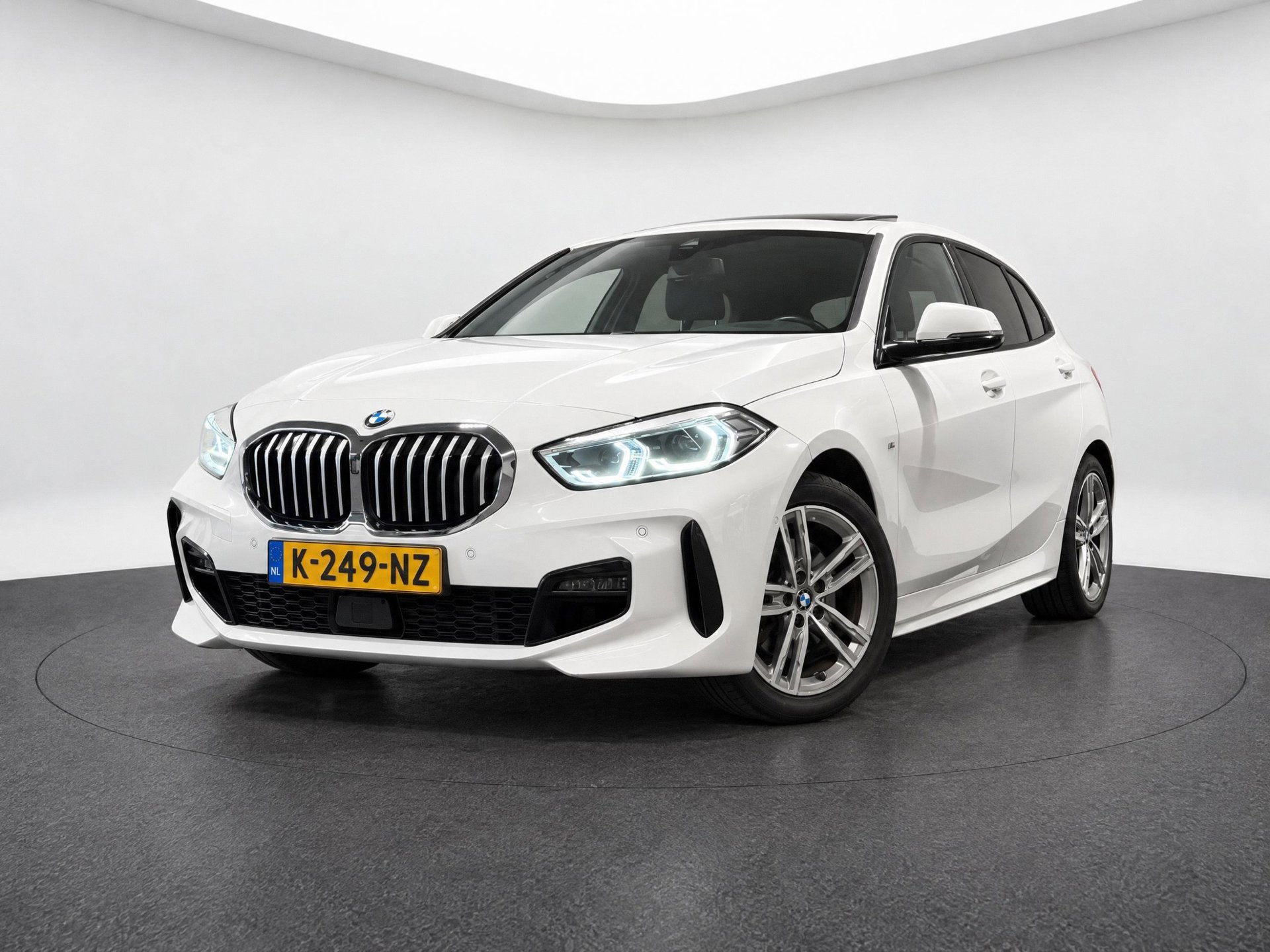 BMW 116i 116i Executive Edition (M-SPORT, PANO, CAMERA, ACC, CARPLAY) 2021 - voorkant