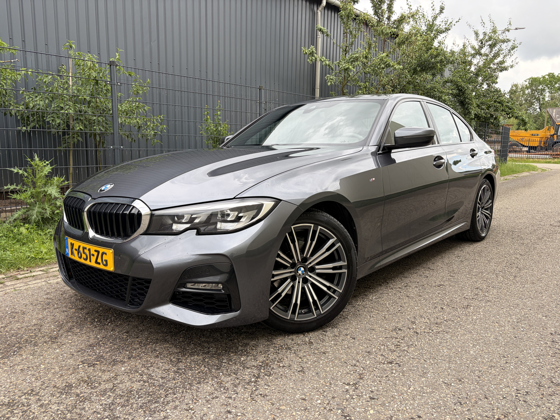 BMW 318i 318i High Executive M-Pakket 18"lm vlg Btw Nav Nap 2021 - voorkant