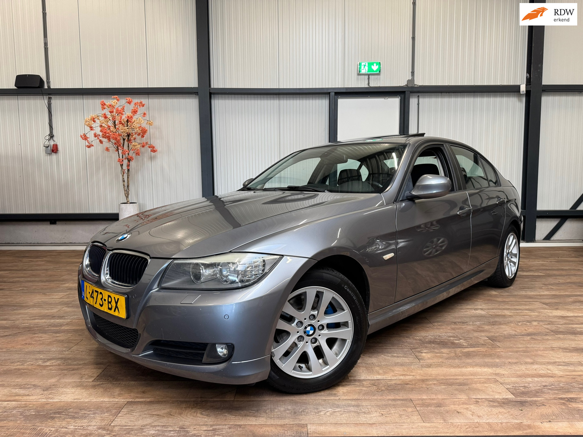 BMW 318i 318i High Executive / AUT / CLIMA / NAVI / CRUISE / 2010 - voorkant