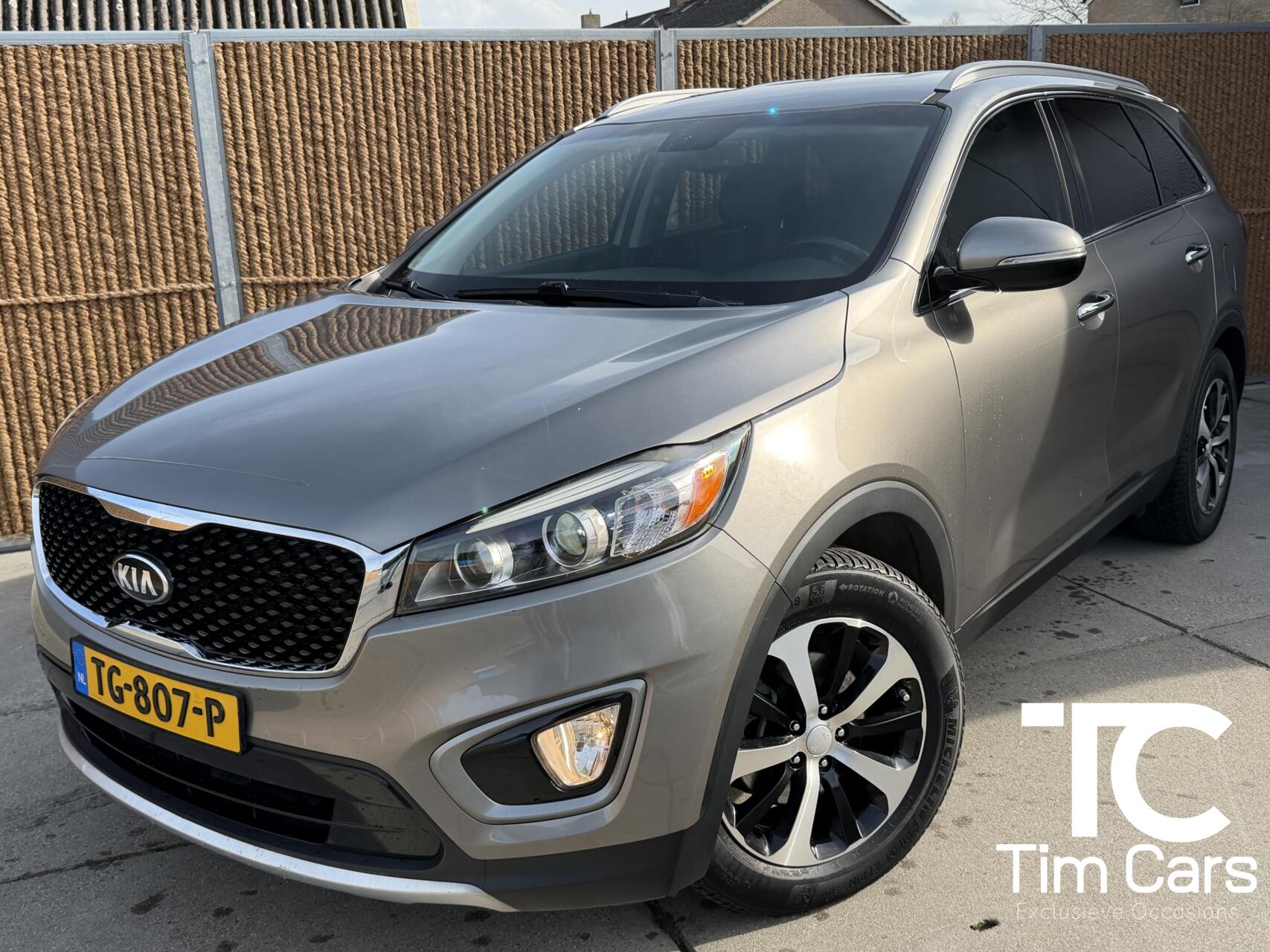 Kia Sorento EX V6 3.3 Automaat 290pk 7-persoons |  Trekhaak | 2300kg trekgewicht | Leren bekleding | Stoelverwarming | Climate & cruise control | Elektrisch verstelbare stoelen | Parkeersensoren achter | Achteruitrijcamera 2015 - voorkant