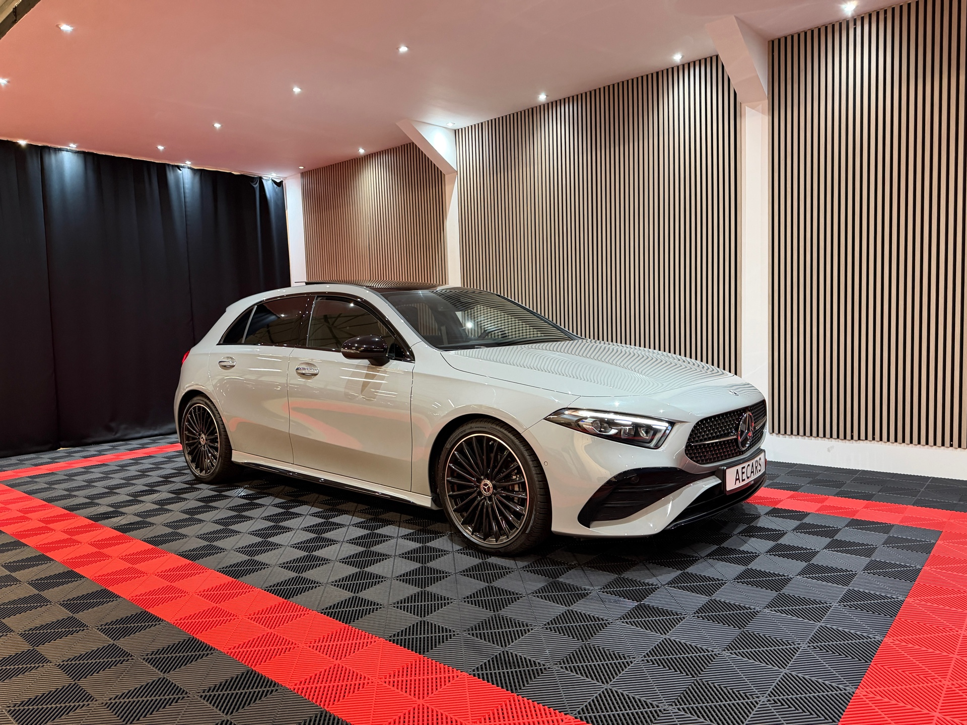 Mercedes-Benz A-klasse A200 Star Edition AMG Line LIMITED 2025 Alphine Greyy Pano Camera 2025 - voorkant