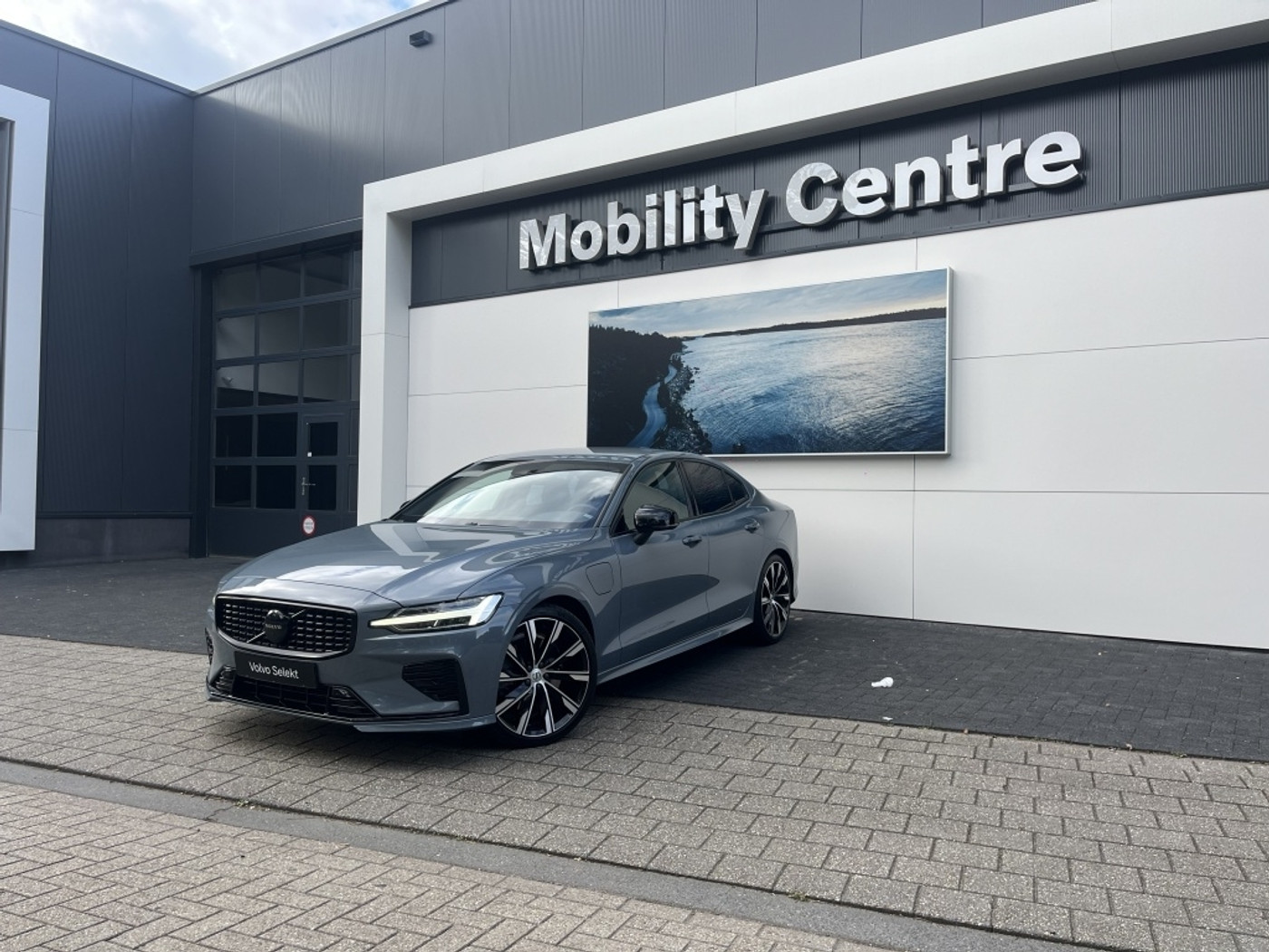 Volvo S60 Recharge T6 AWD Plus Dark | Harman & Kardon audio | Verwarmde voor- en achterstoelen | Memory 2023 - voorkant