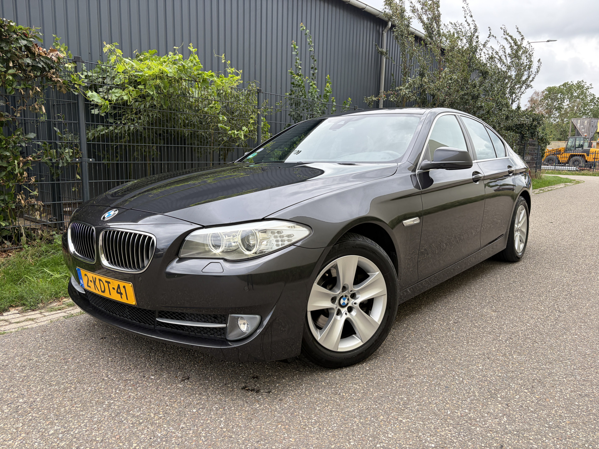 BMW 5er Reihe 520i High Executive / AUTOMAAT / LEER / NAVI / CRUISE 2013 - voorkant