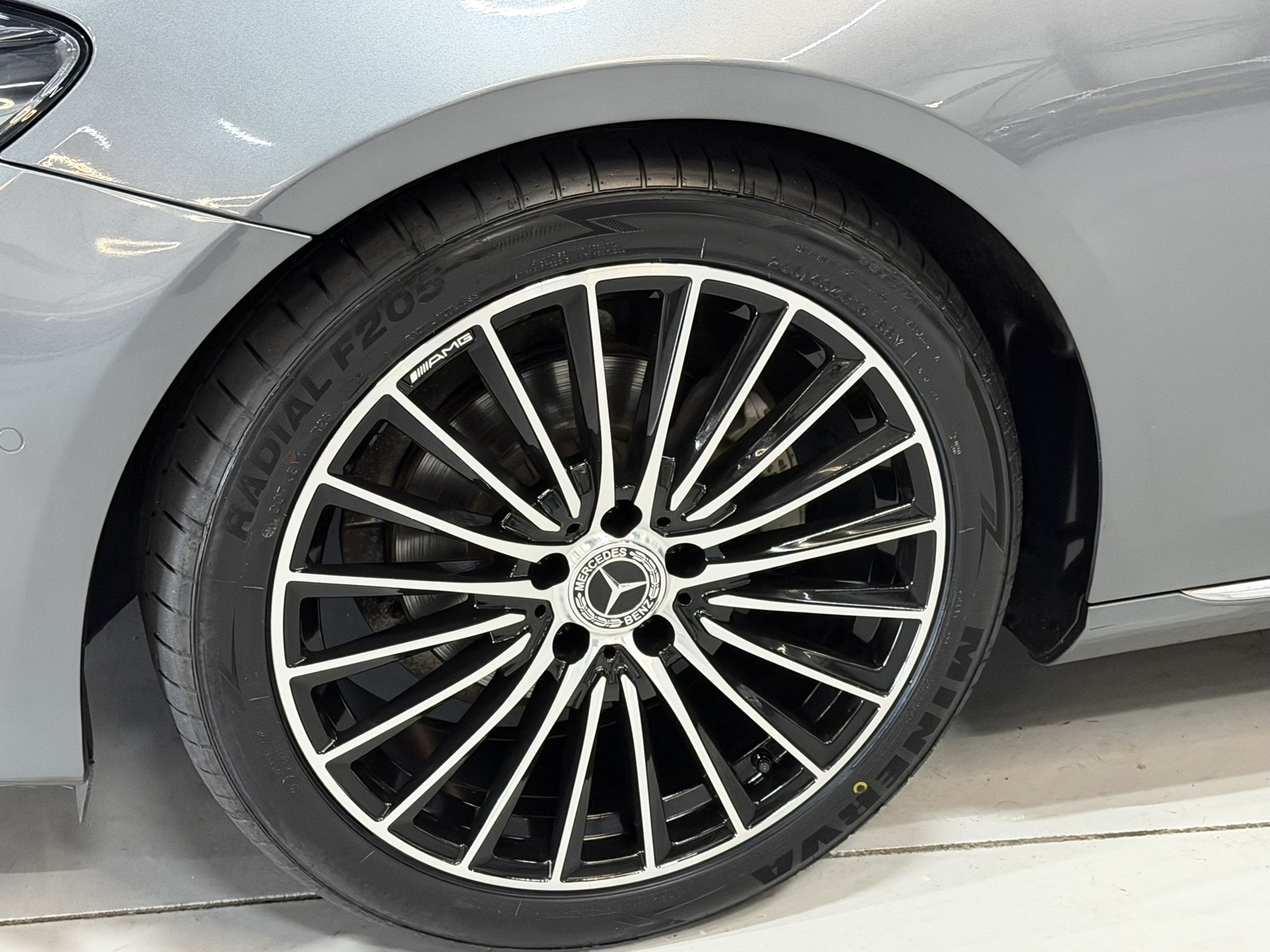Foto van Mercedes-Benz E 200