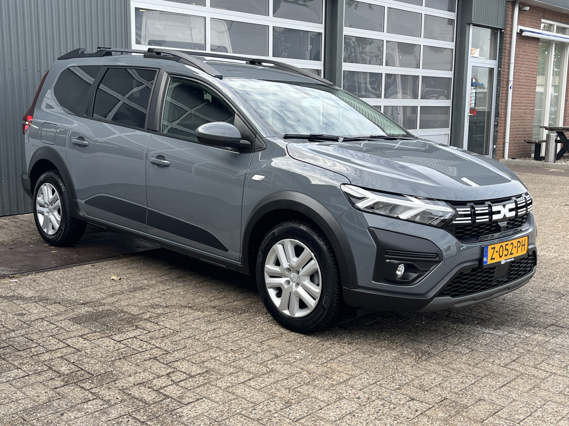Dacia Jogger 1.0 TCe 110 Expression 7p. 2024 - voorkant