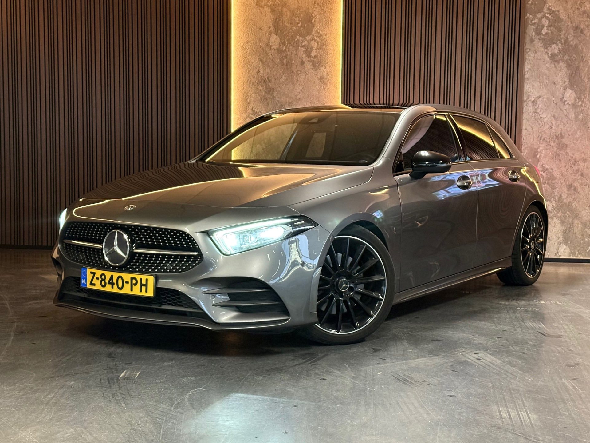 Mercedes-Benz A 220 D 220 d Premium Plus PANO Camera SweerV 2019 - voorkant