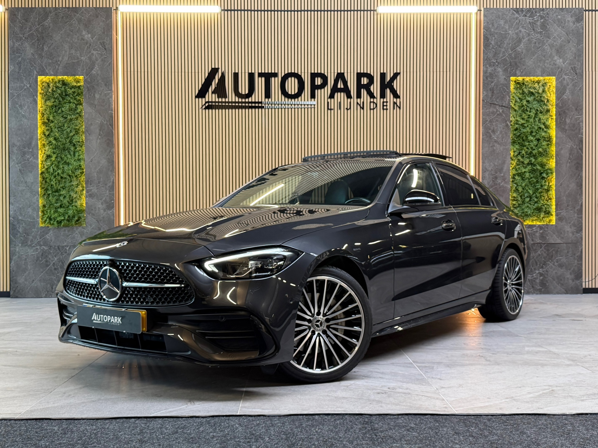 Mercedes-Benz C 300 E 300 e AMG LINE |PANO|FABRIEKSGARANTIE|SFEERVERLICHTING|GLASCOATING|CARPLAY|DEALER ONDERHOUDEN|19INCH|313PK| 2022 - voorkant