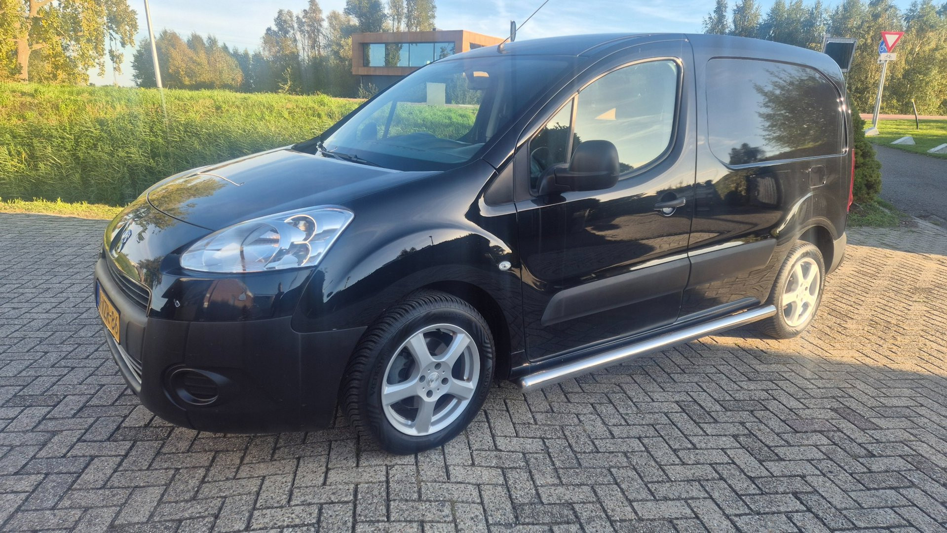 Peugeot Partner 120 1.6 e-HDI L1 XT Profit + Rijd goed 2012 - voorkant