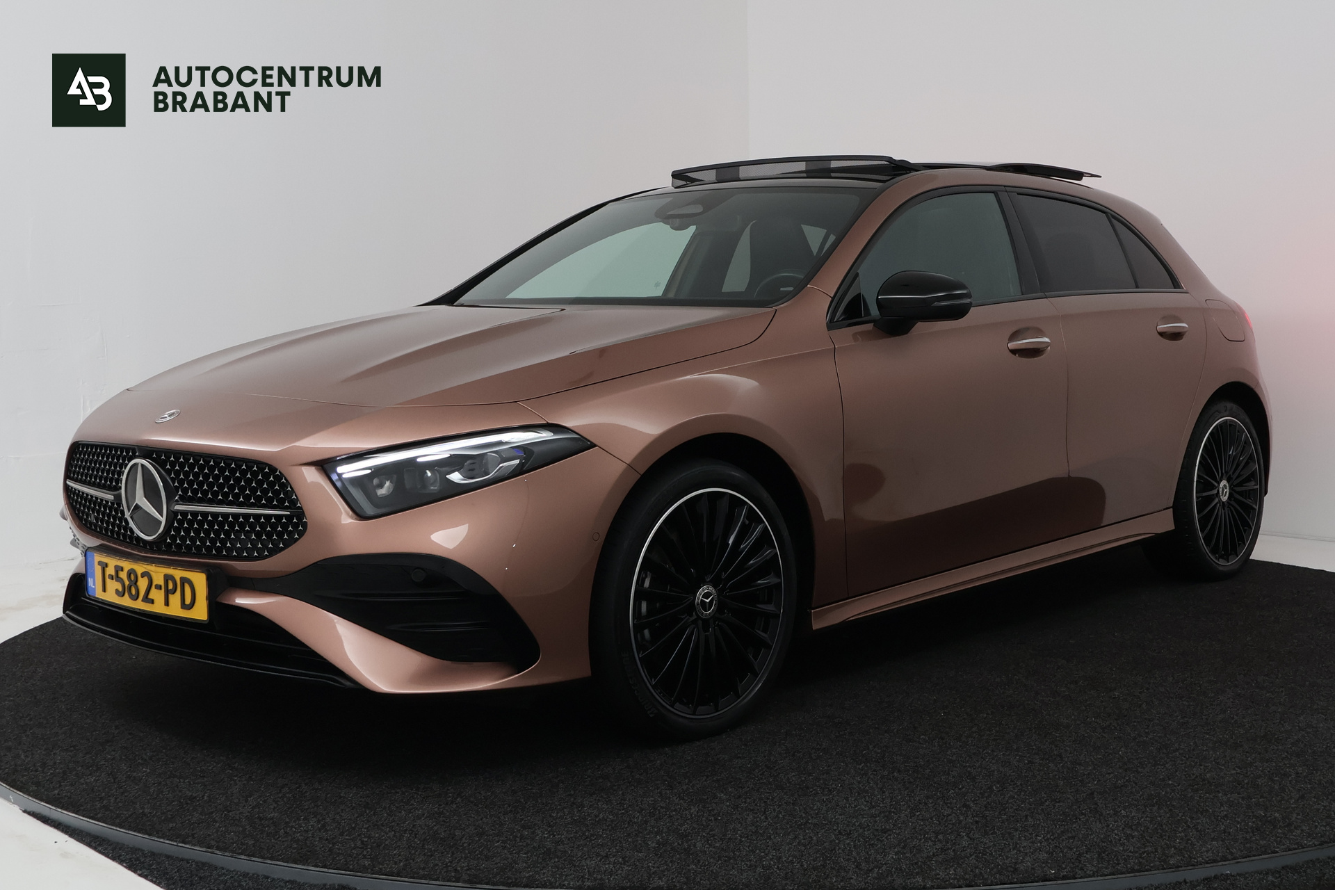 Mercedes-Benz A 250 E 250 e AMG Line (PANORAMADAK, STOELVERWARMING, SFEERVERLICHTING, PARKEERSENSOREN) 2023 - voorkant