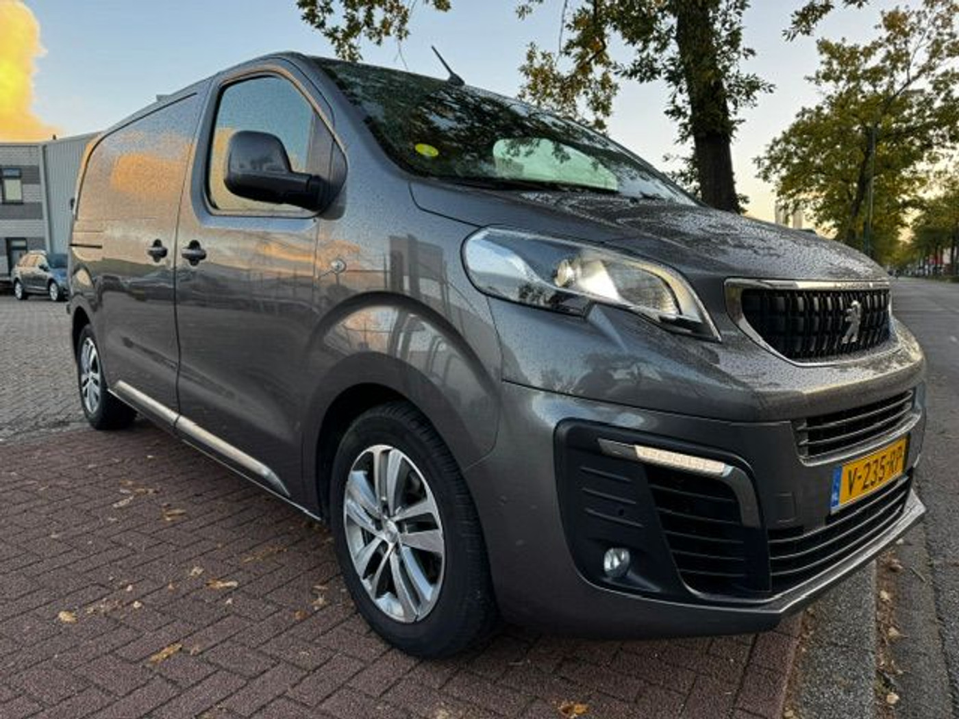 Peugeot Expert 2.0 BlueHDI 180pk L2 Premium Pack Automaat Euro6 2018 - voorkant