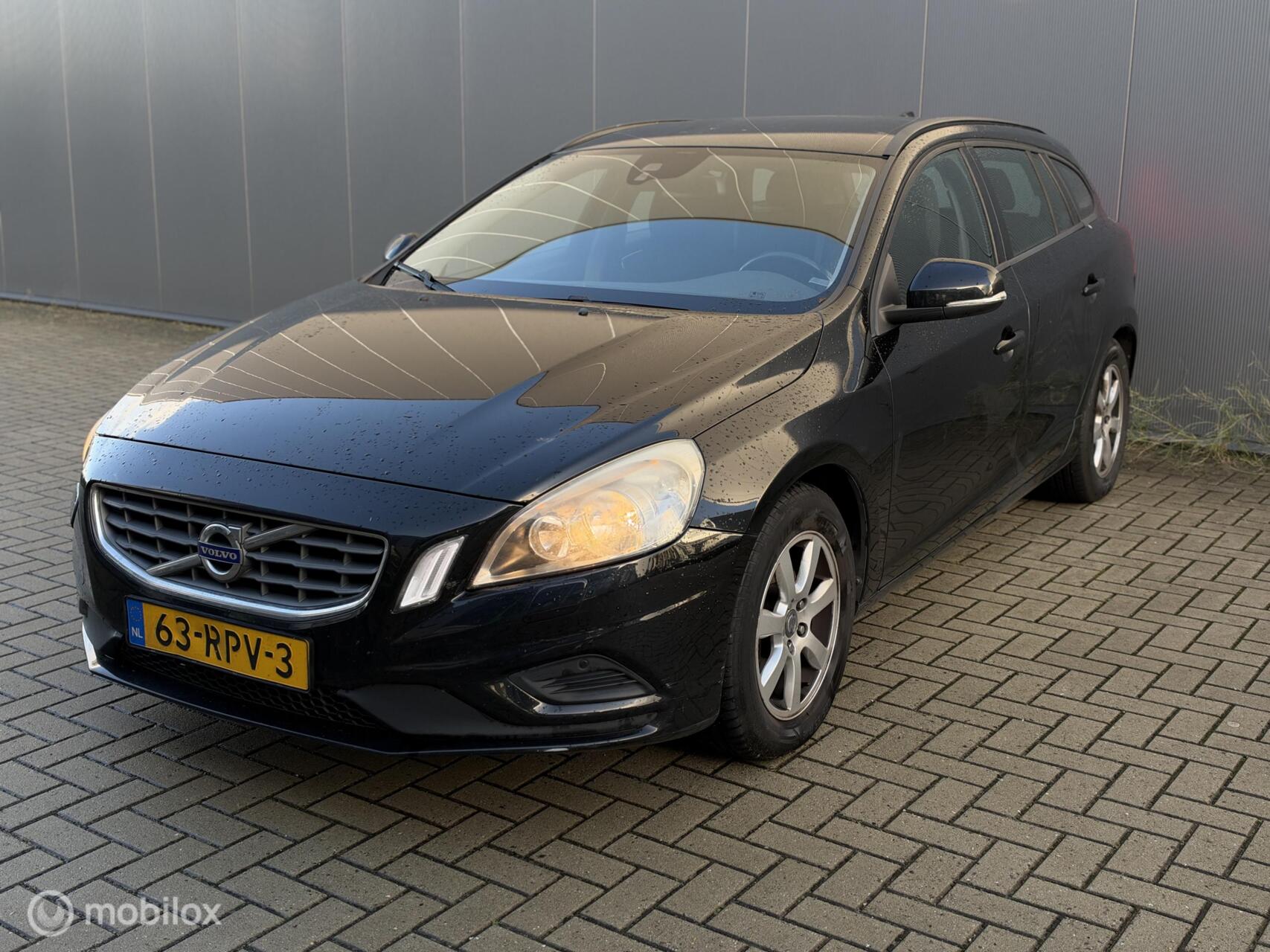 Volvo V60 1.6 T3 Kinetic, Airco, PDC, E-drive, Lees tekst! 2011 - voorkant