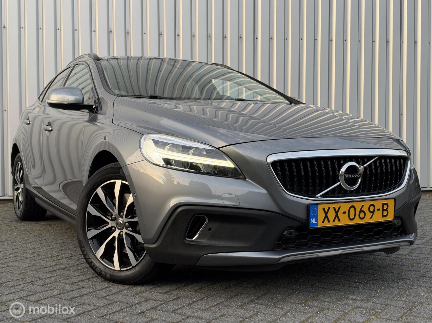 Volvo V40 Cross Country 1.5 T3 Polar+ Luxury | Aut | NAP | Camera | Harman Kardon | LED | Pano | Leder | Dealer onderhouden | 2019 - voorkant