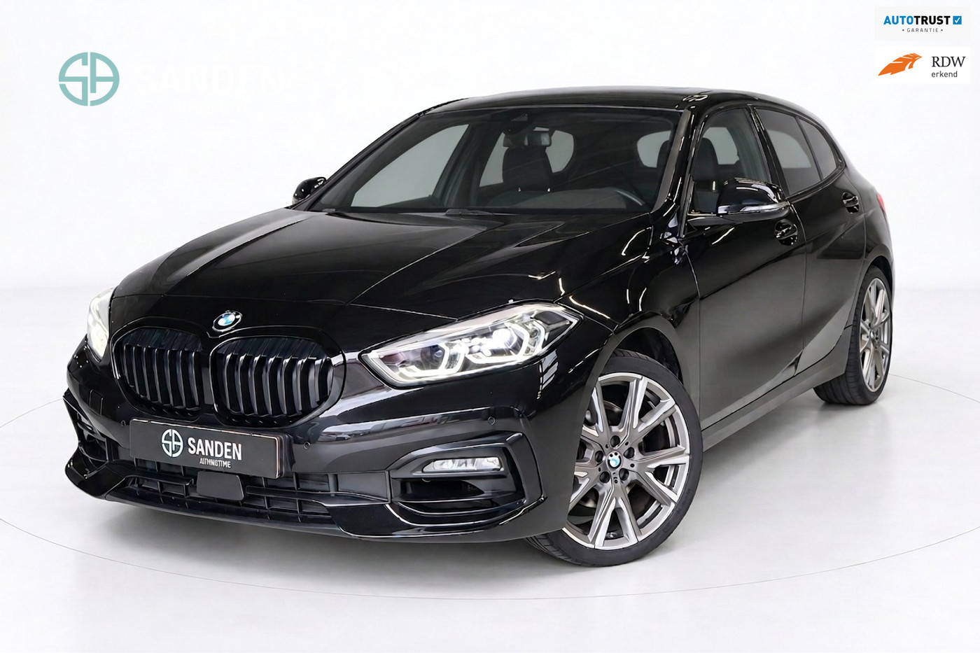 BMW 118i 118i Executive Edition Sportline|140pk|Automaat|Sportstoelen|LED|Navi|Stoelverwarming|19inch 2020 - voorkant