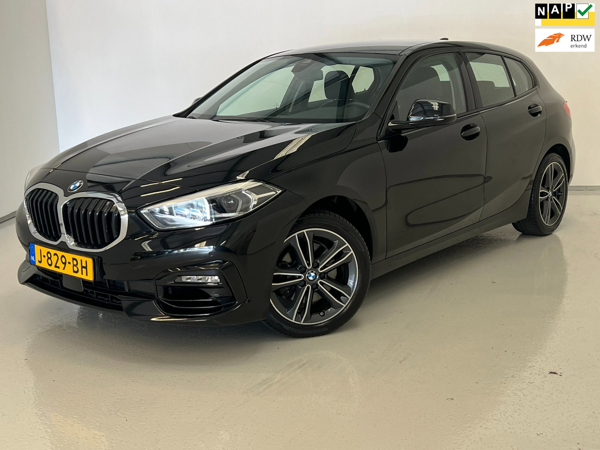 BMW 118i 118i Executive Edition / NL-auto / BTW / CarPlay 2020 - voorkant