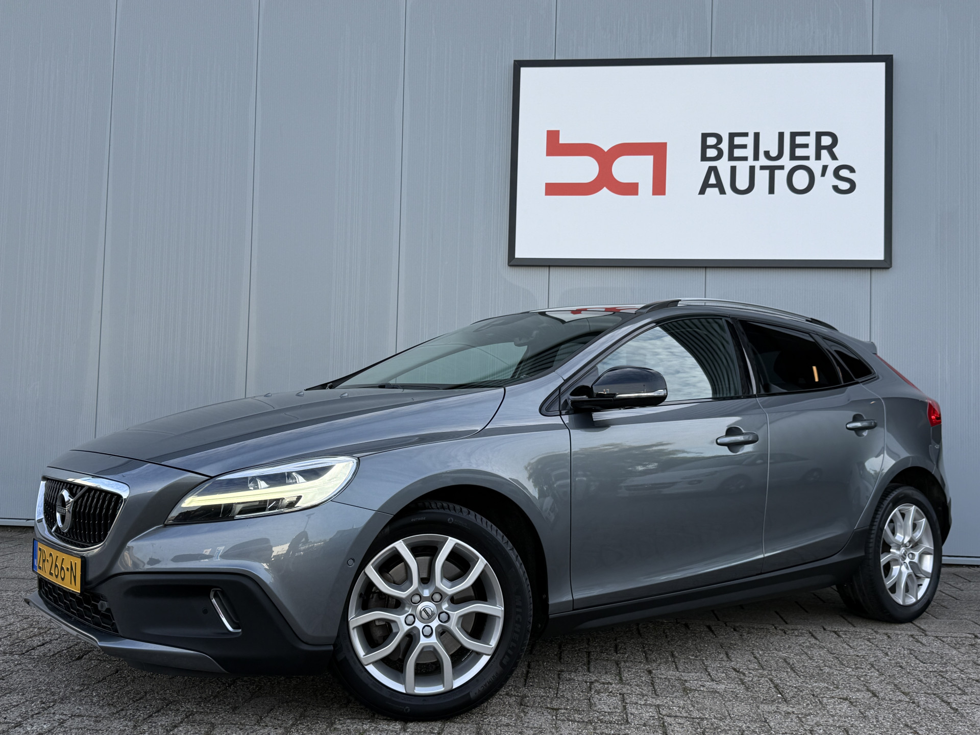 Volvo V40 Cross Country 1.5 T3 Polar+ Luxury Automaat 2019 - voorkant