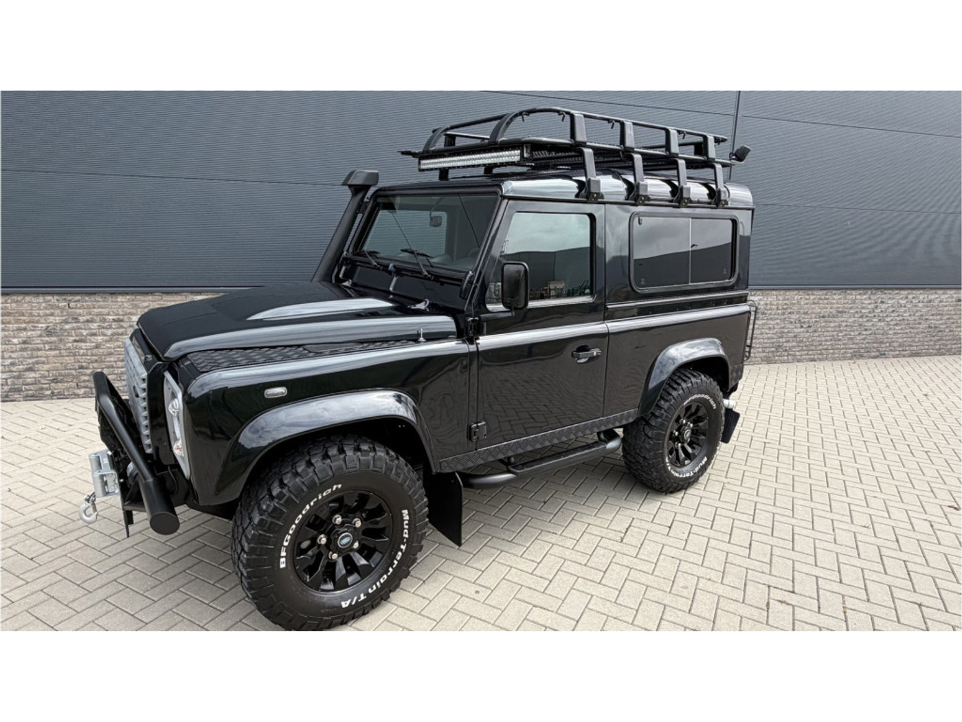 Land Rover Defender X-tech 2011 - voorkant