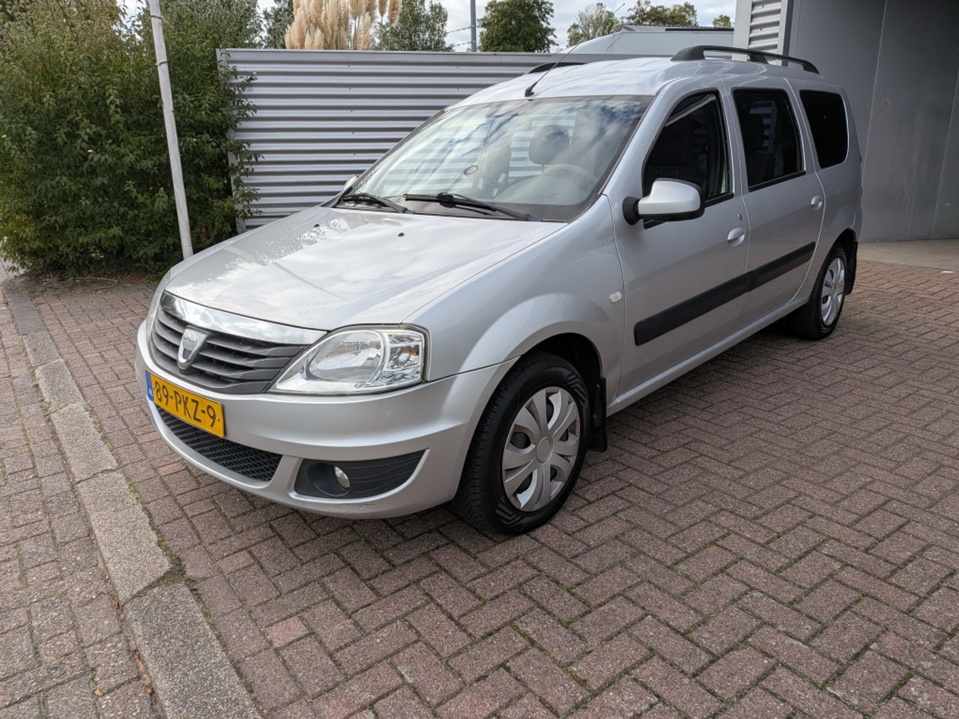 Dacia Logan 1.6 MPI Lauréate trekhaak 2011 - voorkant