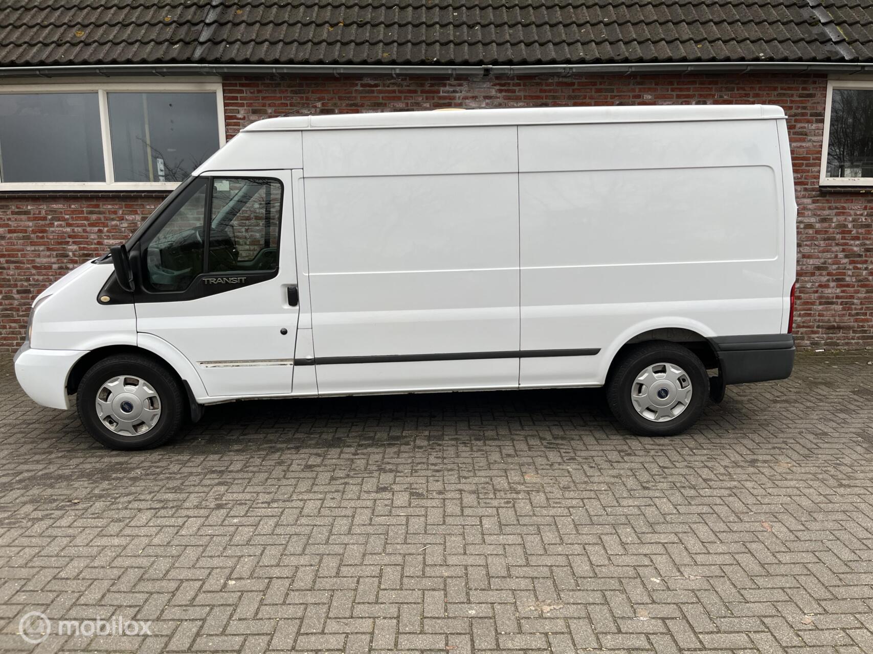 Foto van Ford Transit 350l Van 200dpf 3,58