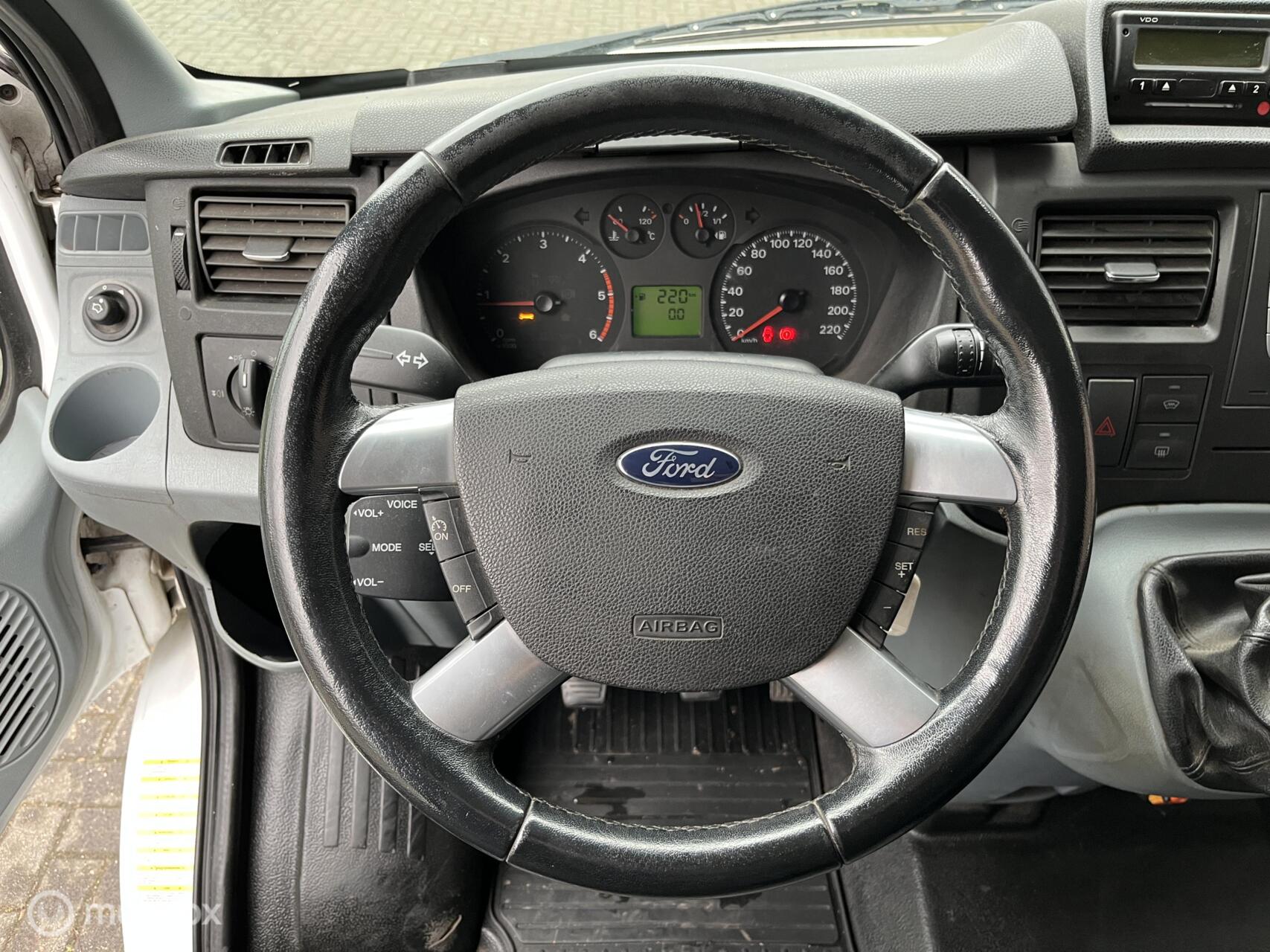 Foto van Ford Transit 350l Van 200dpf 3,58