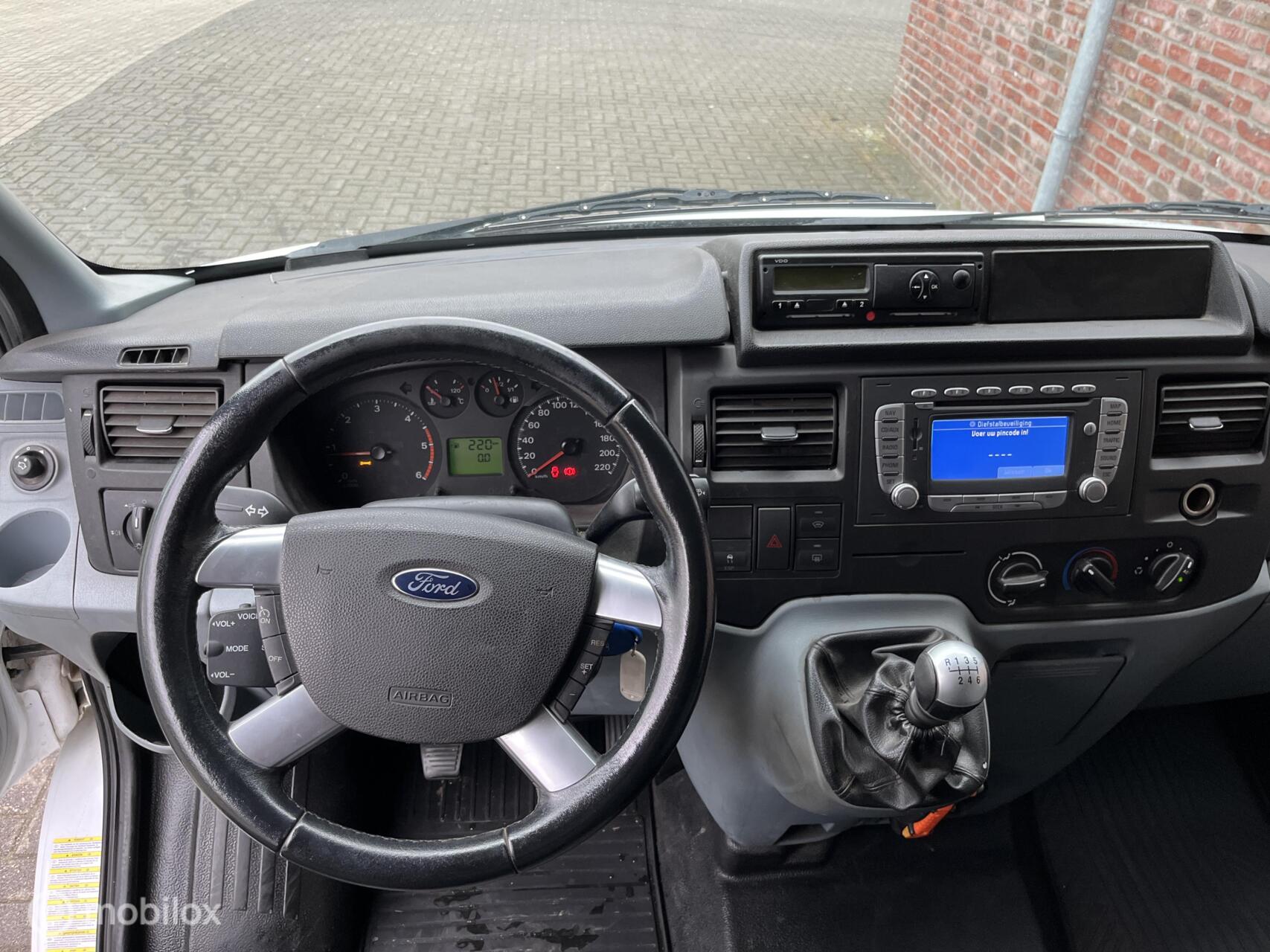 Foto van Ford Transit 350l Van 200dpf 3,58