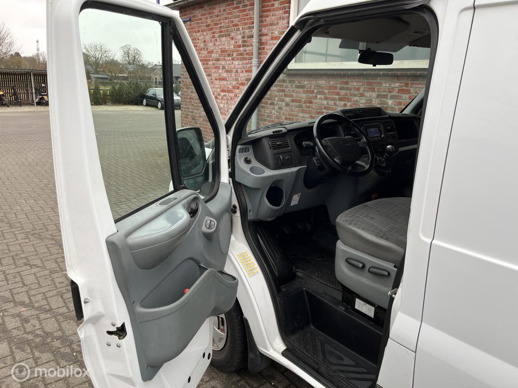 Foto van Ford Transit 350l Van 200dpf 3,58