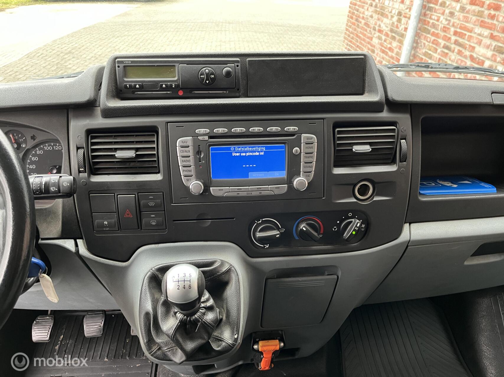 Foto van Ford Transit 350l Van 200dpf 3,58