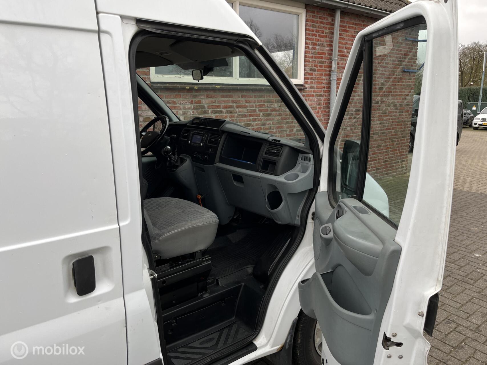 Foto van Ford Transit 350l Van 200dpf 3,58