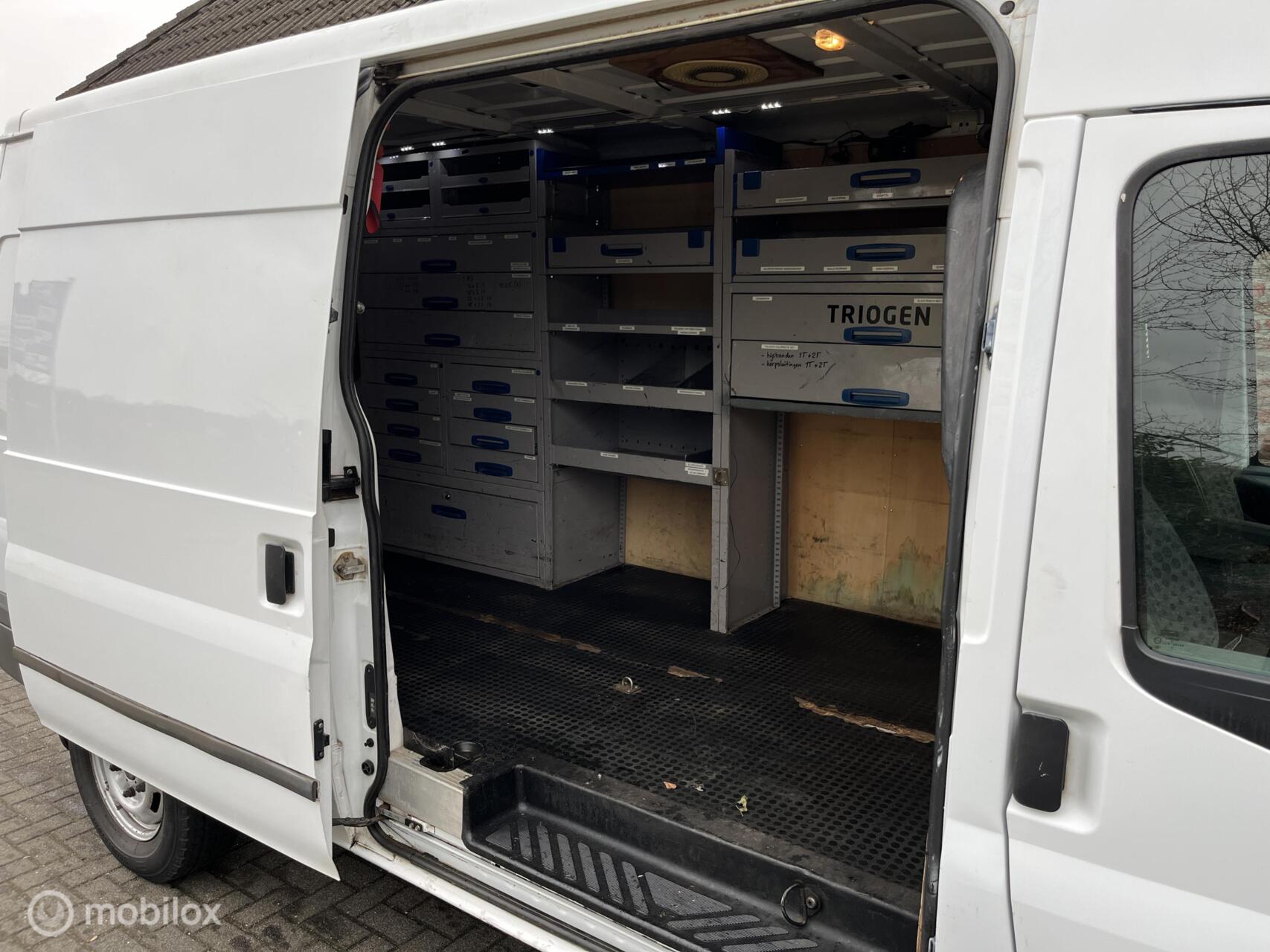 Foto van Ford Transit 350l Van 200dpf 3,58