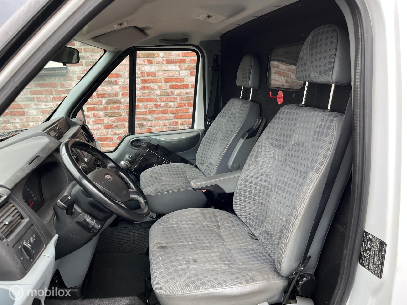 Foto van Ford Transit 350l Van 200dpf 3,58