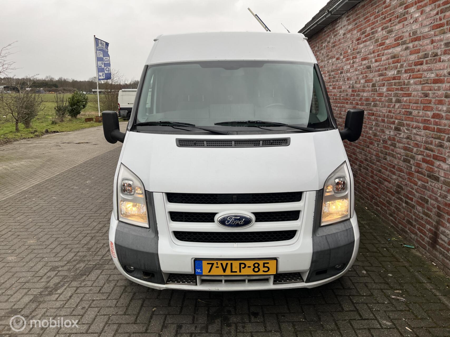 Foto van Ford Transit 350l Van 200dpf 3,58