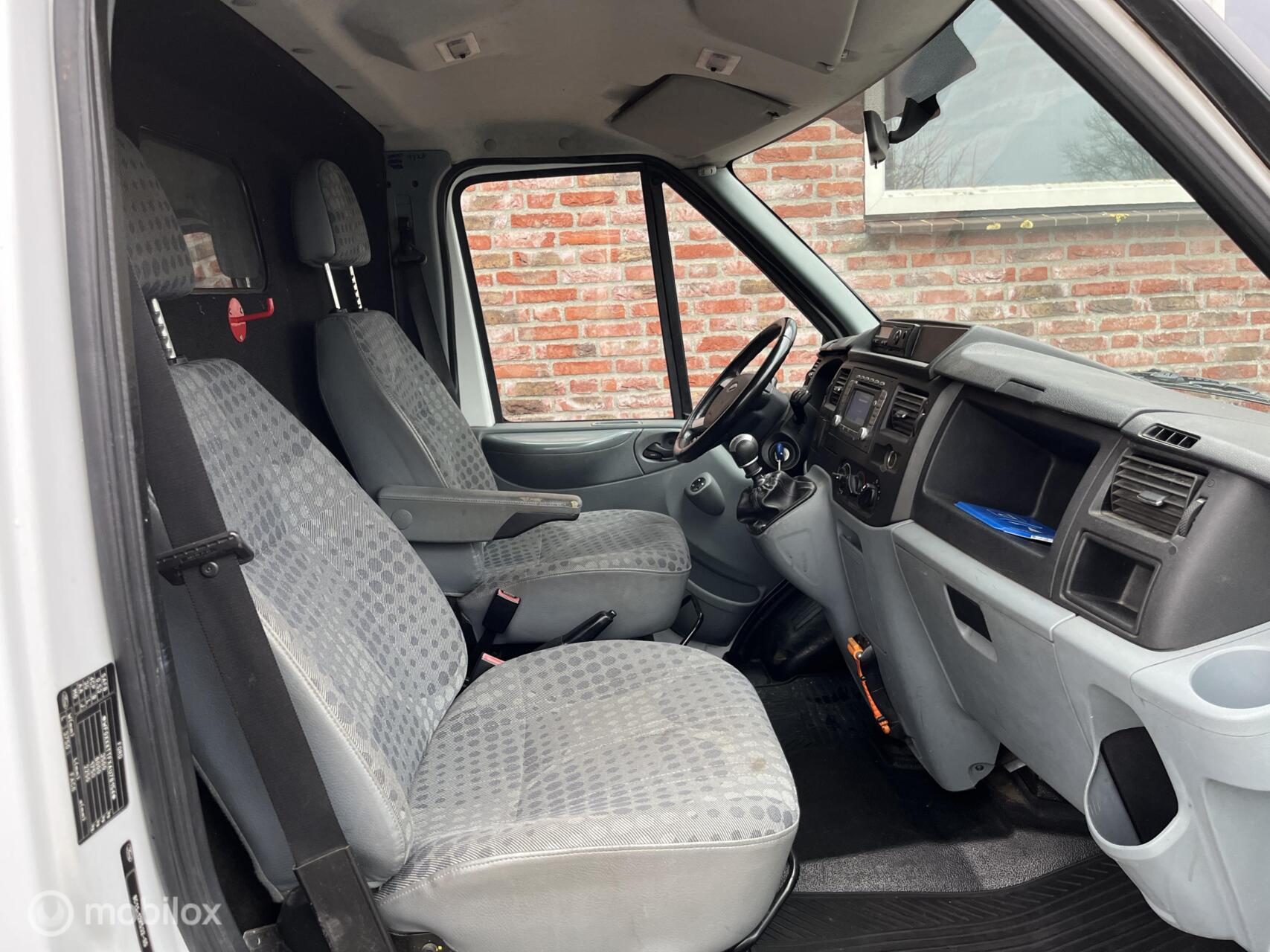 Foto van Ford Transit 350l Van 200dpf 3,58