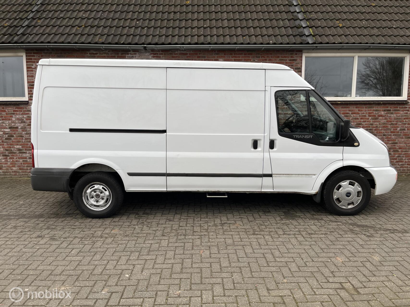 Foto van Ford Transit 350l Van 200dpf 3,58