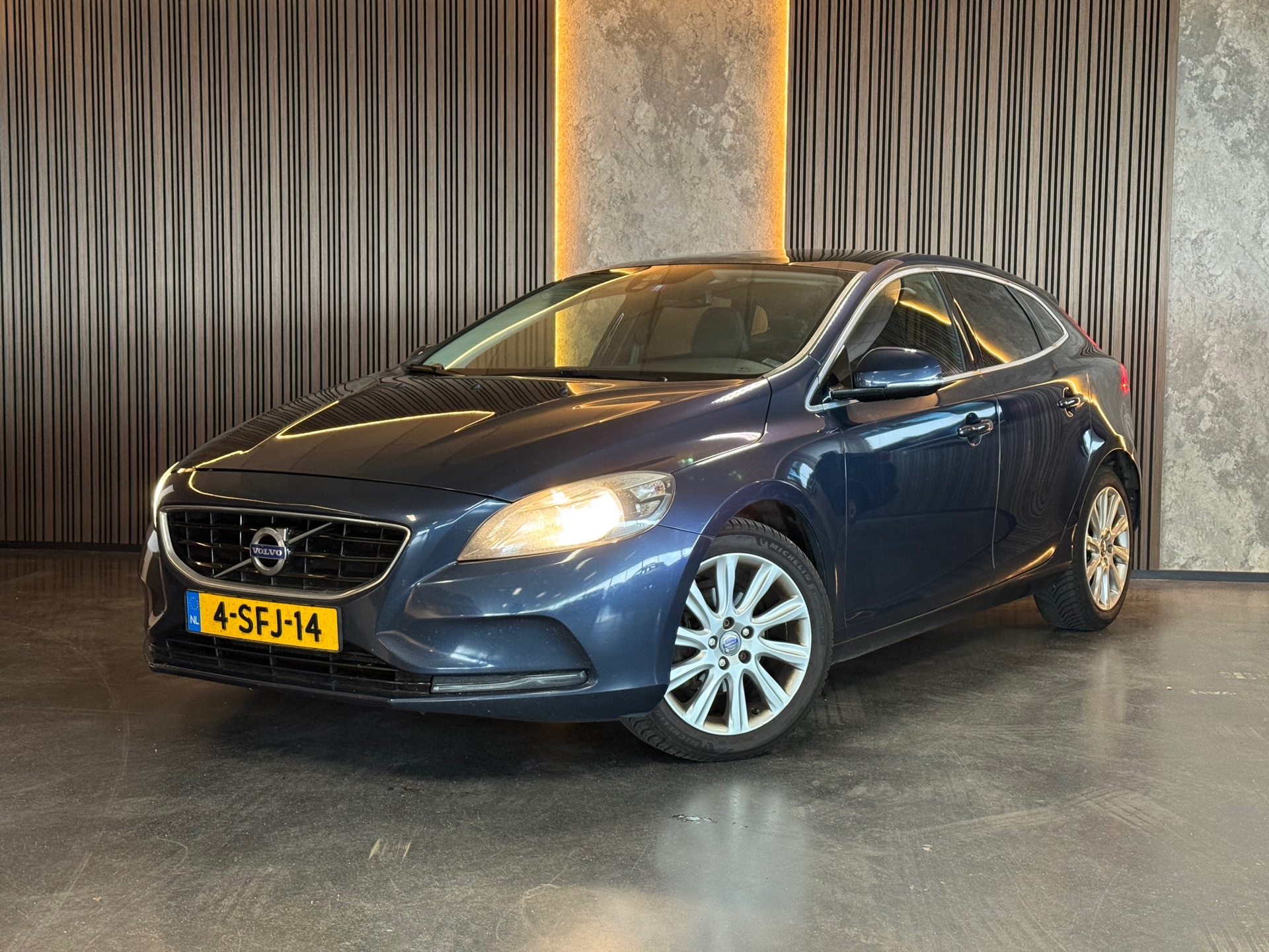 Volvo V40 1.6 D2 Momentum NAVI AIRCO CRUISE LEES AD 2013 - voorkant