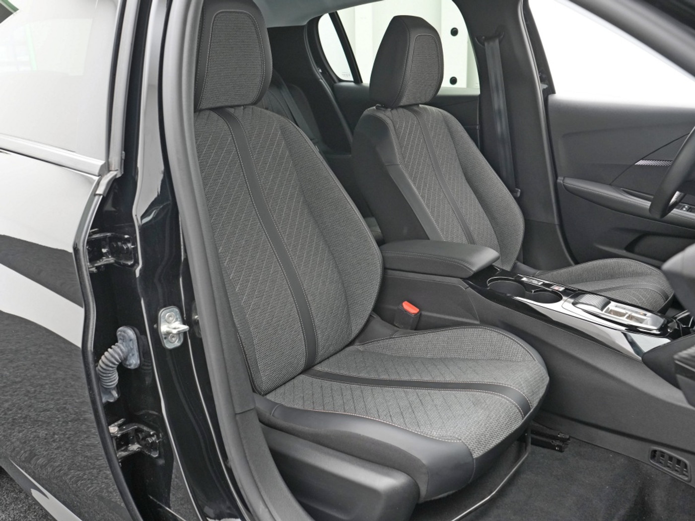 Foto van Peugeot E-208