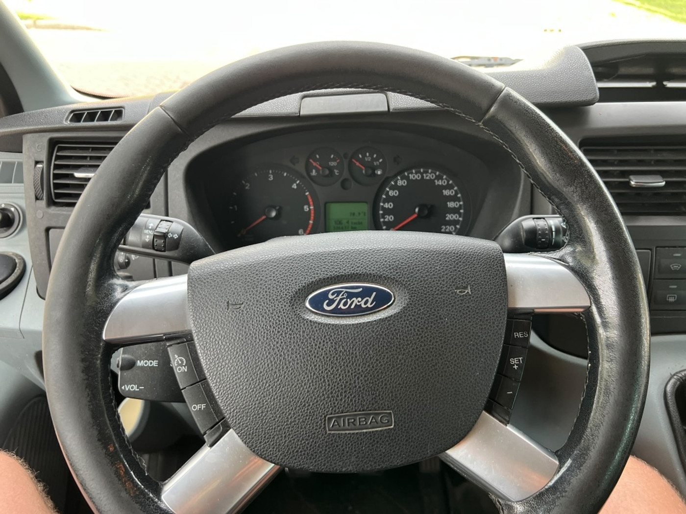 Foto van Ford Transit 350m DC 200dpf 3,58
