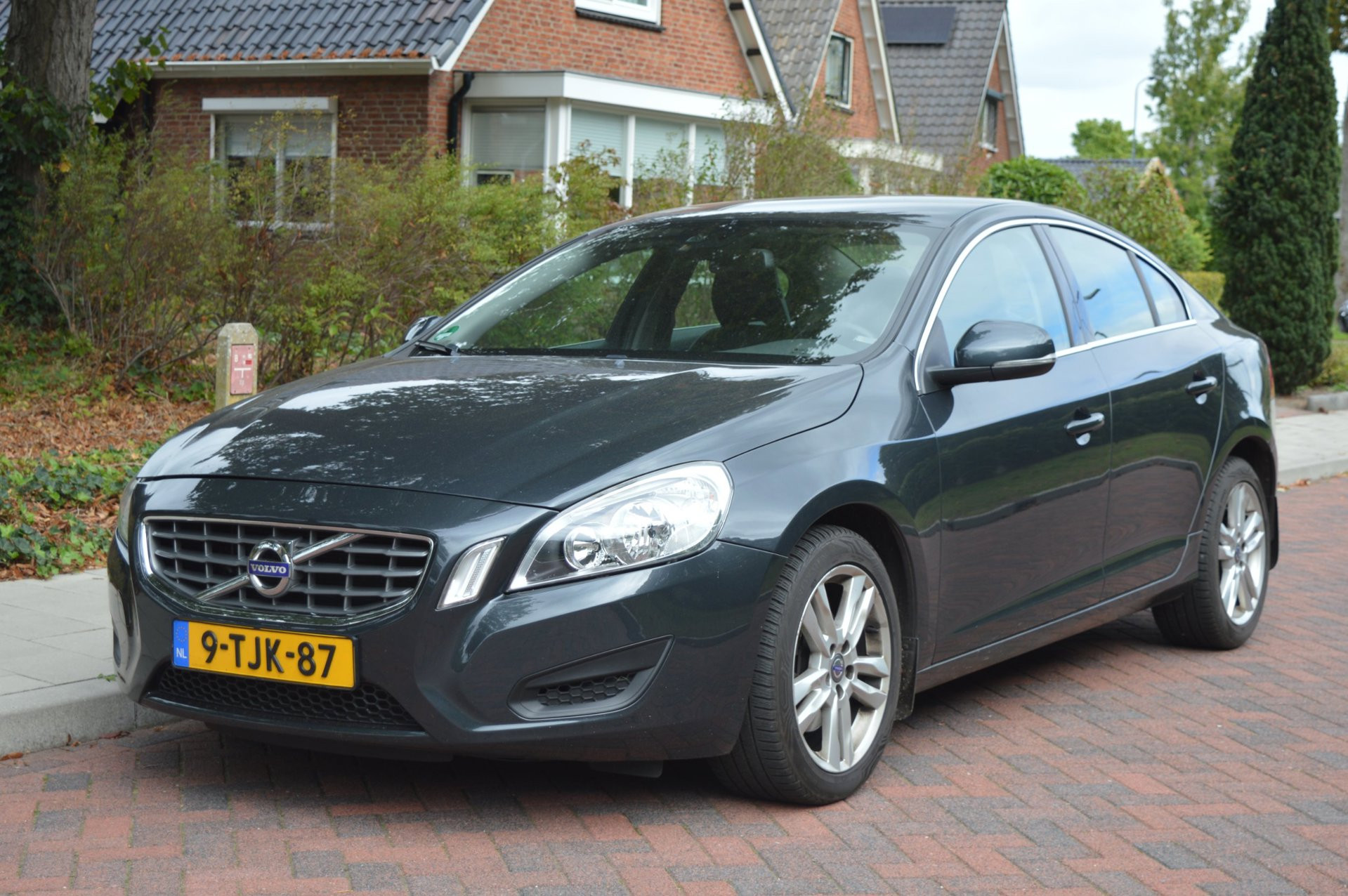 Volvo S60 2.0 D4 Summum Leer/dealer onderhouden/trekhaak 2013 - voorkant