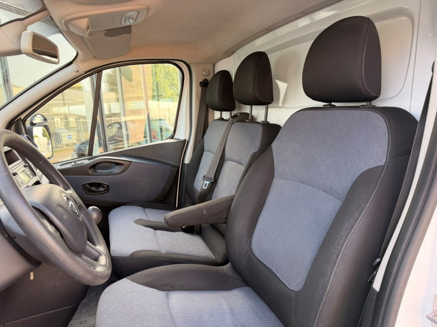 Foto van Opel Vivaro-b