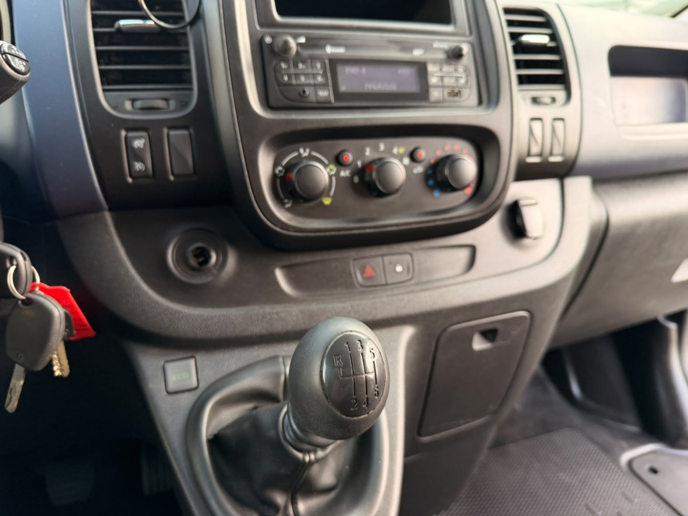 Foto van Opel Vivaro-b